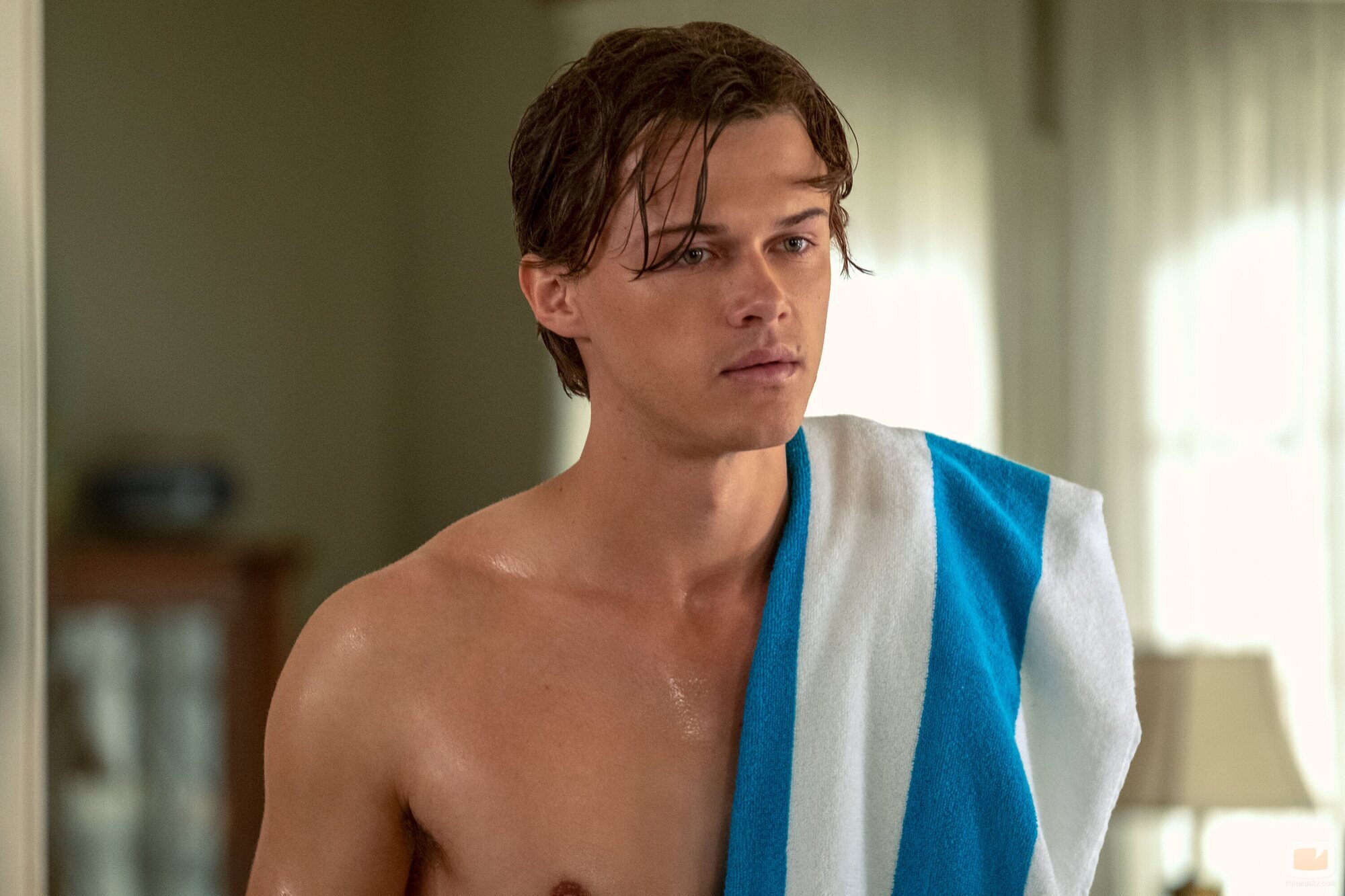 Christopher Briney en 2x04 'Juego de amor' de 'El verano en que me enamoré'