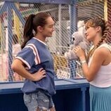 Lola Tung y Rain Spencer en el 2x04 de 'El verano en que me enamoré'