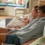 Escena de Lola Tung y Gavin Casalegno en la temporada 2 y el capítulo 04 de 'El verano en que me enamoré'