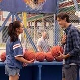 Lola Tung y Christopher Briney en 2x04 titulado 'Juego de amor' de 'El verano en que me enamoré'