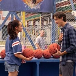 Lola Tung y Christopher Briney en 2x04 titulado 'Juego de amor' de 'El verano en que me enamoré'