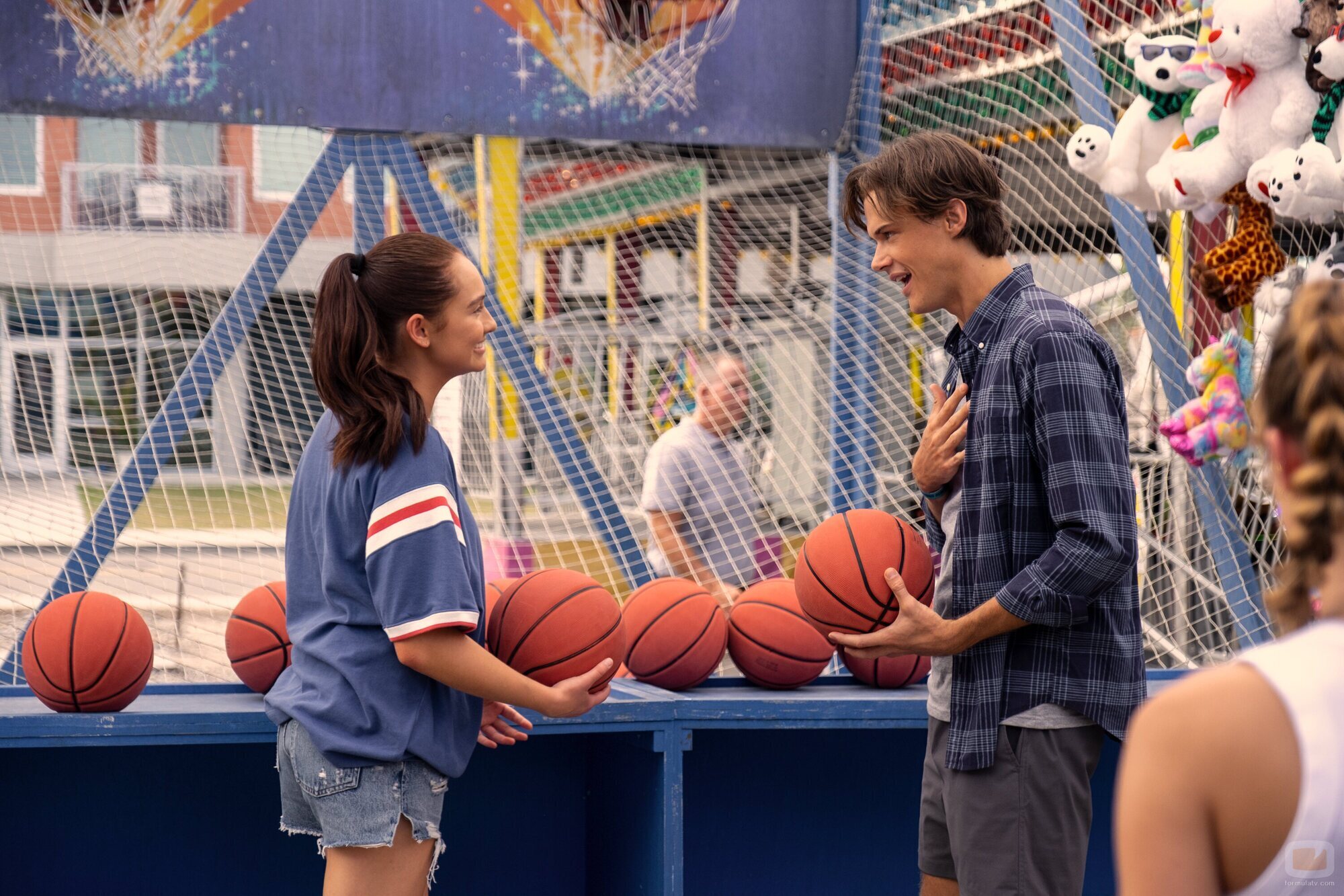 Lola Tung y Christopher Briney en 2x04 titulado 'Juego de amor' de 'El verano en que me enamoré'