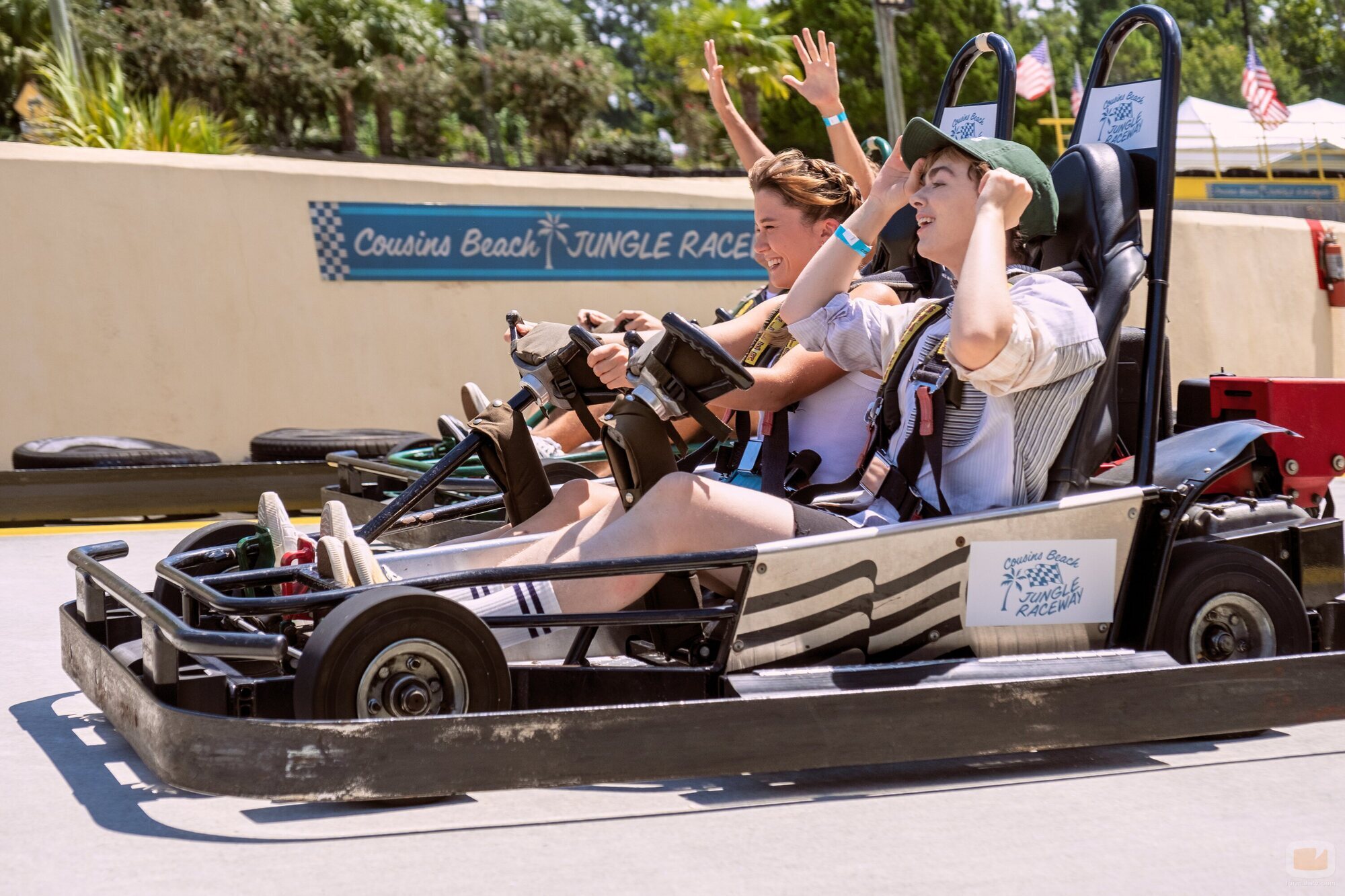 Elsie Fisher y Rain Spencer en Capítulo 4 titulado 'Juego de amor' de 'El verano en que me enamoré'