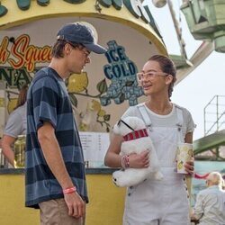 Lola Tung y Christopher Briney en 'Juego de amor' de 'El verano en que me enamoré'