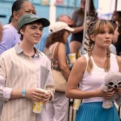 Imagen de Elsie Fisher y Rain Spencer en 'Juego de amor' de 'El verano en que me enamoré'
