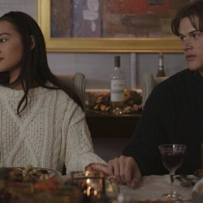 Lola Tung y Christopher Briney en 2x05 titulado 'Amor tonto' de 'El verano en que me enamoré'