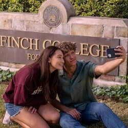 Lola Tung y Gavin Casalegno en la temporada 2 y el capítulo 07 de 'El verano en que me enamoré'