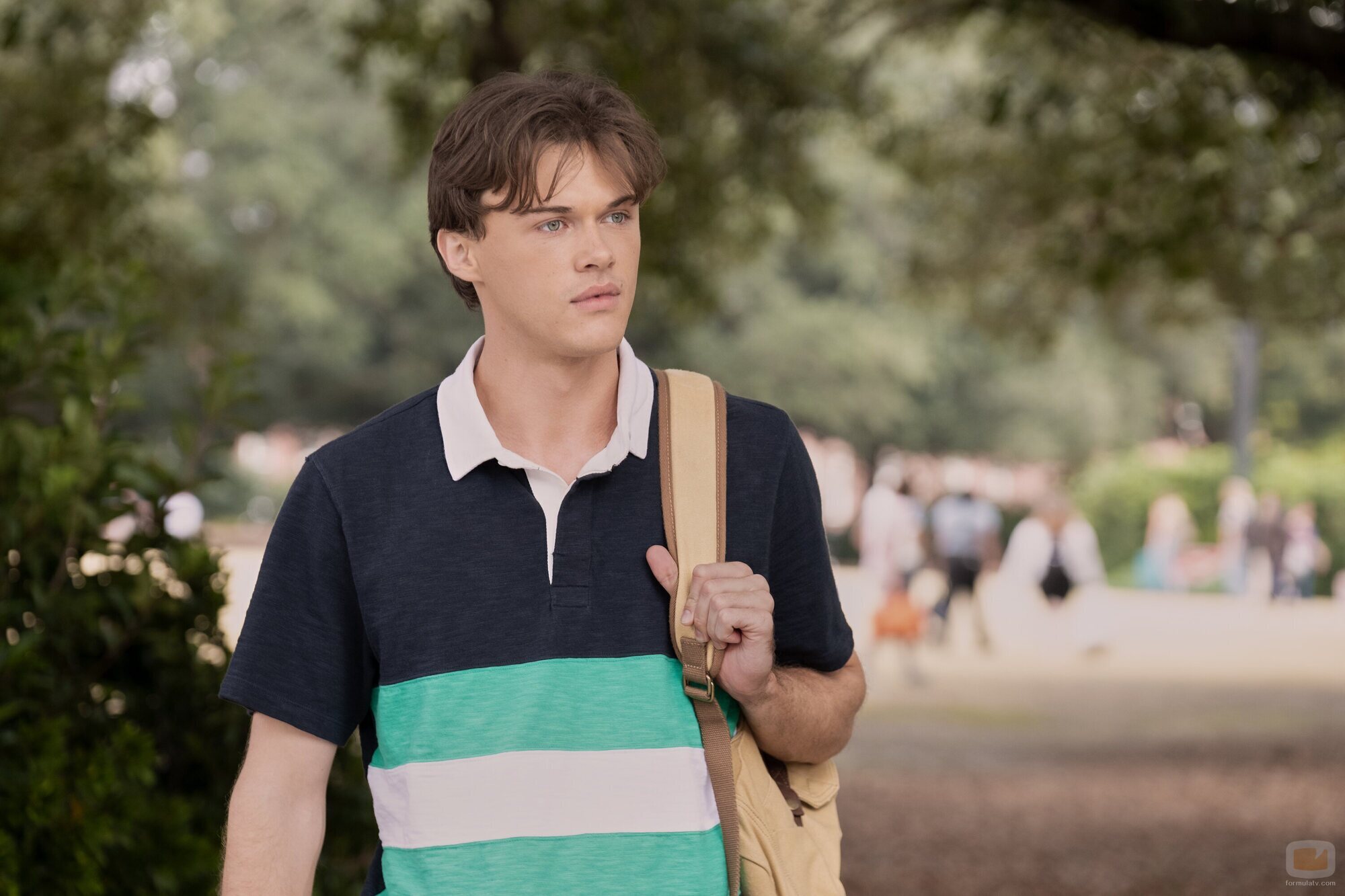 Christopher Briney en 2x07 'Amor fugaz' de 'El verano en que me enamoré'