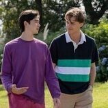 Christopher Briney y Sean Kaufman en la temporada 2 y el capítulo 07 de 'El verano en que me enamoré'