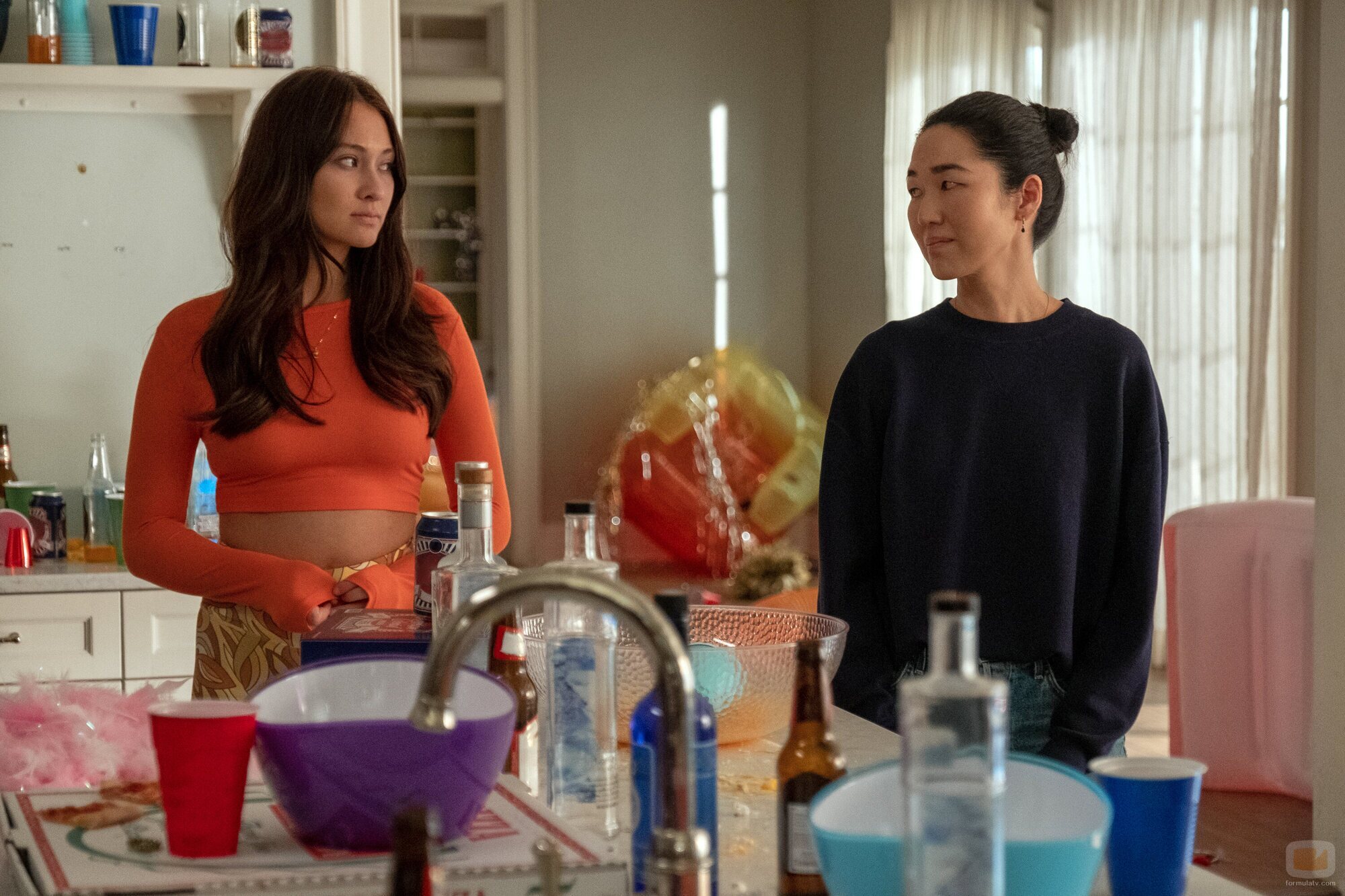 Lola Tung y Jackie Chung en 2x07 titulado 'Amor fugaz' de 'El verano en que me enamoré'