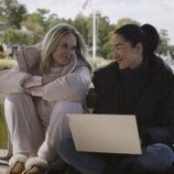 Rachel Blanchard y Jackie Chung en 2x07 titulado 'Amor fugaz' de 'El verano en que me enamoré'