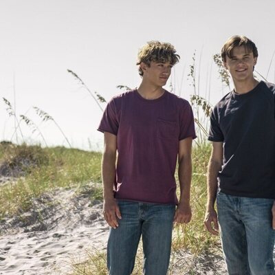 Christopher Briney y Gavin Casalegno en 2x07 'Amor fugaz' de 'El verano en que me enamoré'