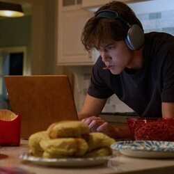 Christopher Briney en el 2x07 de 'The Summer I Turned Pretty'