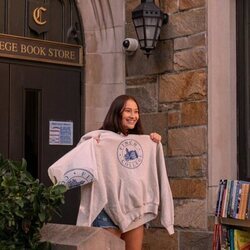 Imagen de Lola Tung en 2x07 'Amor fugaz' de 'El verano en que me enamoré'