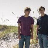 Christopher Briney y Gavin Casalegno en el 2x07 de 'El verano en que me enamoré'