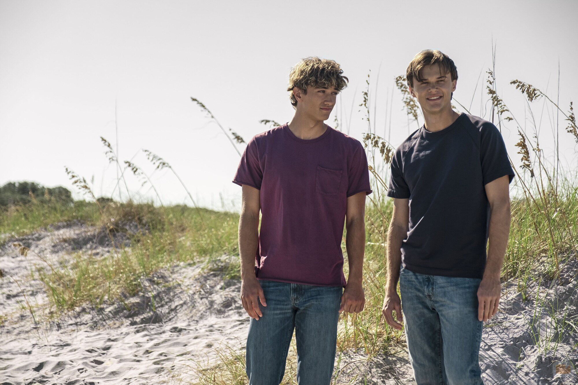 Christopher Briney y Gavin Casalegno en el 2x07 de 'El verano en que me enamoré'