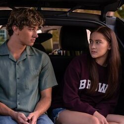 Lola Tung y Gavin Casalegno en el 2x07 de 'El verano en que me enamoré'