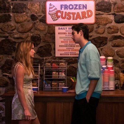 Sean Kaufman y Rain Spencer en Capítulo 8 titulado 'Triángulo amoroso' de 'El verano en que me enamoré'