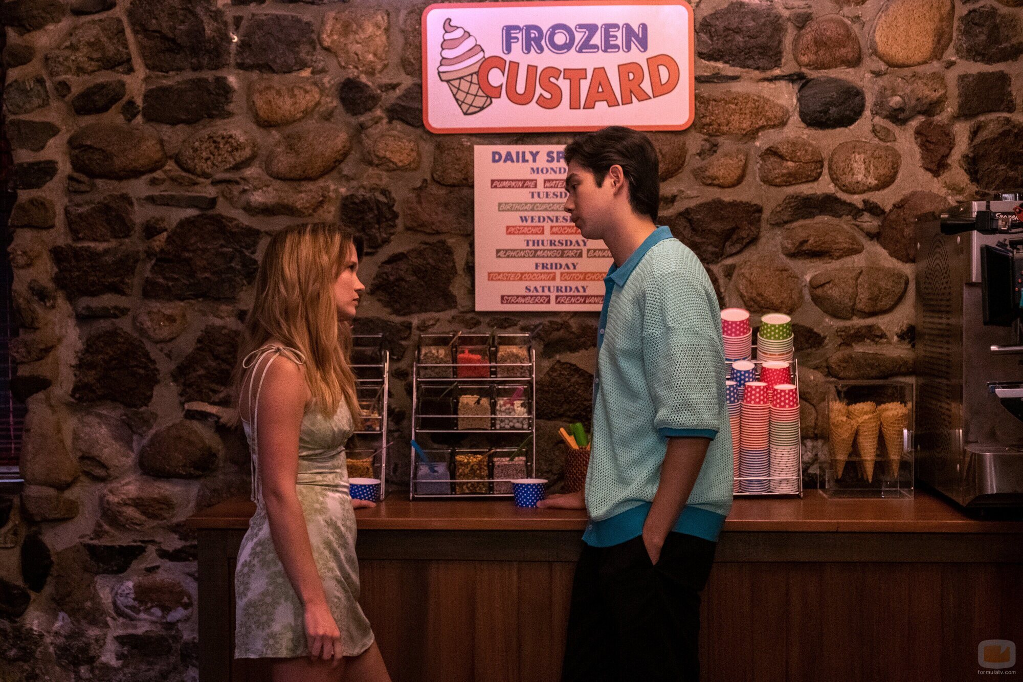Sean Kaufman y Rain Spencer en Capítulo 8 titulado 'Triángulo amoroso' de 'El verano en que me enamoré'