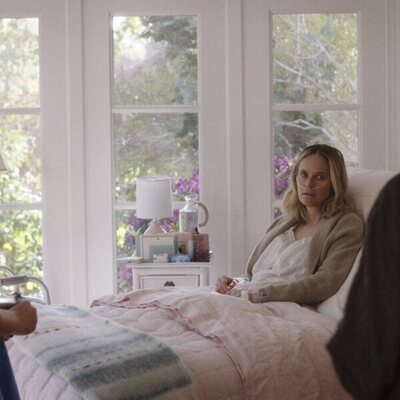 Rachel Blanchard y Lola Tung en 2x08 'Triángulo amoroso' de 'El verano en que me enamoré'