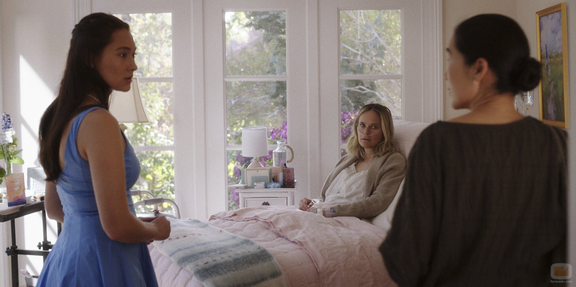 Rachel Blanchard y Lola Tung en 2x08 'Triángulo amoroso' de 'El verano en que me enamoré'