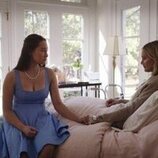 Rachel Blanchard y Lola Tung en 'Triángulo amoroso' de 'The Summer I Turned Pretty'