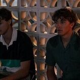 Christopher Briney y Gavin Casalegno en 2x08 'Triángulo amoroso' de 'El verano en que me enamoré'