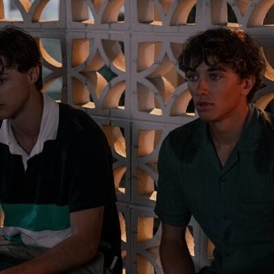 Christopher Briney y Gavin Casalegno en 2x08 'Triángulo amoroso' de 'El verano en que me enamoré'