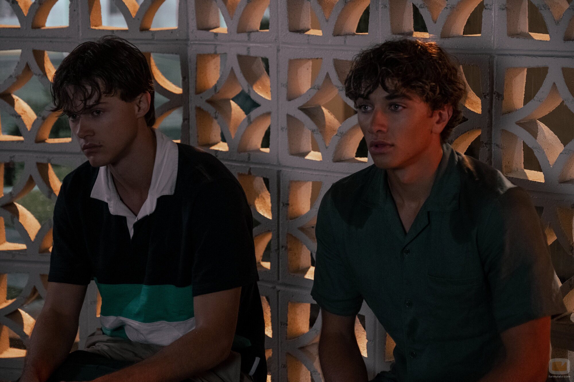 Christopher Briney y Gavin Casalegno en 2x08 'Triángulo amoroso' de 'El verano en que me enamoré'