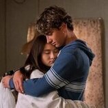 Lola Tung y Gavin Casalegno en 'Triángulo amoroso' de 'El verano en que me enamoré'