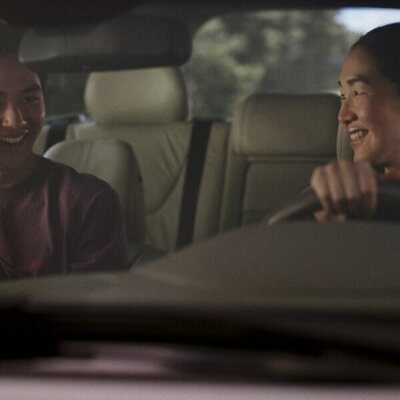 Lola Tung y Sean Kaufman en 2x08 'Triángulo amoroso' de 'El verano en que me enamoré'