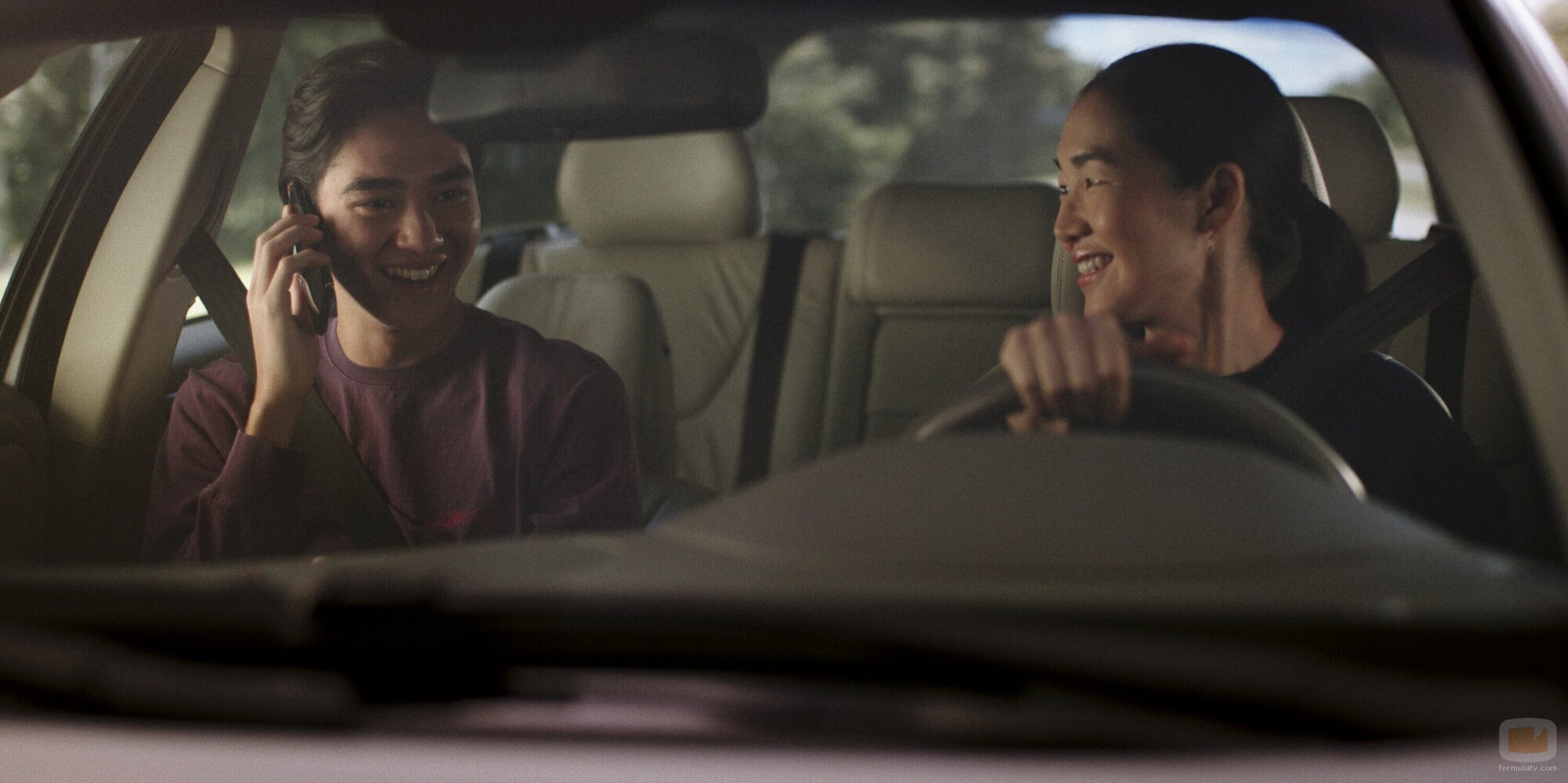 Lola Tung y Sean Kaufman en 2x08 'Triángulo amoroso' de 'El verano en que me enamoré'