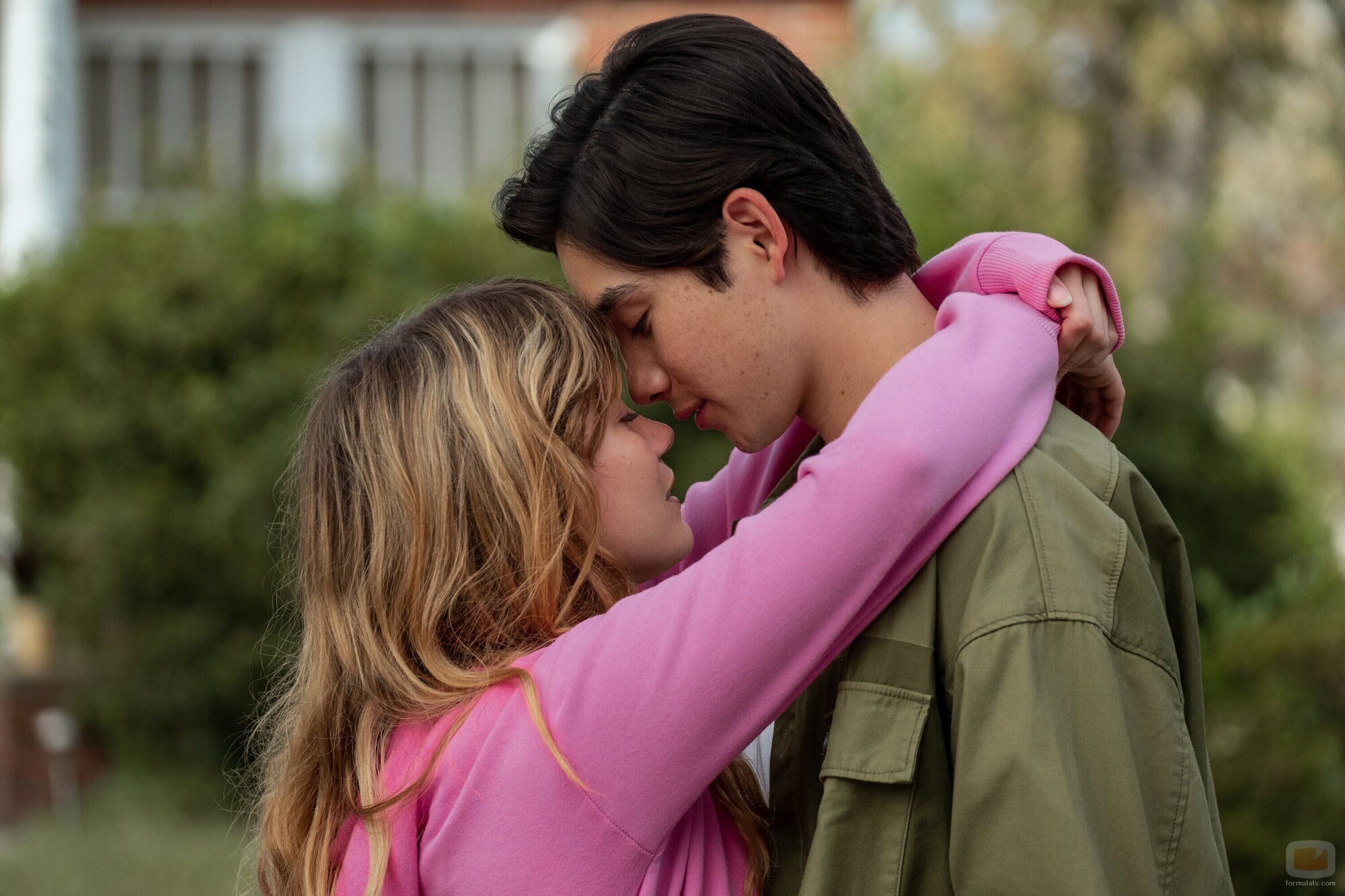 Still de Sean Kaufman y Rain Spencer en 'Triángulo amoroso' de 'El verano en que me enamoré'