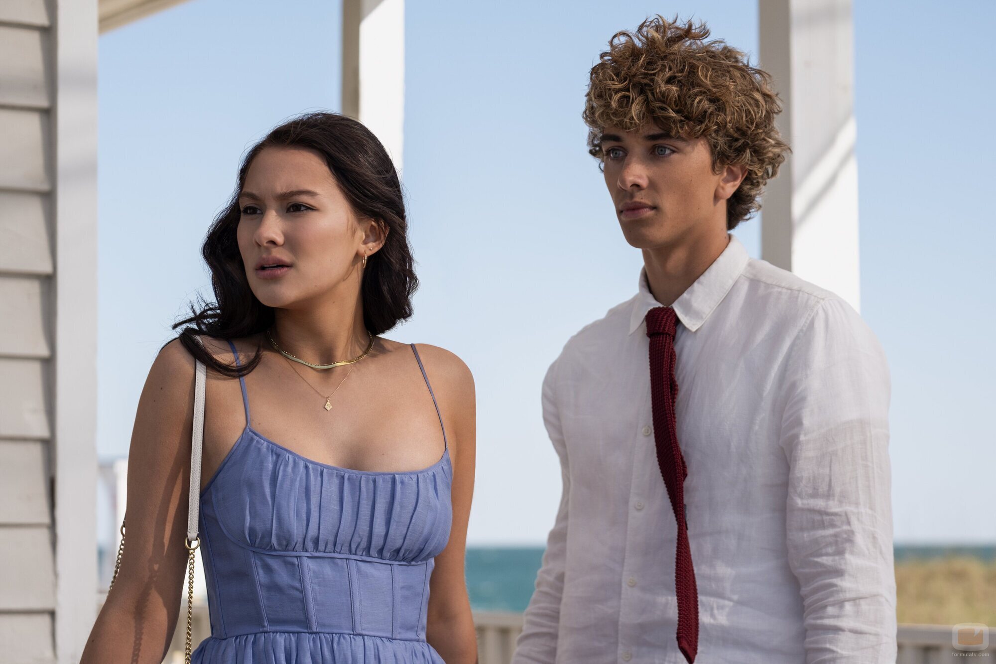 Lola Tung y Gavin Casalegno en 3x03 titulado 'La última cena' de 'El verano en que me enamoré'