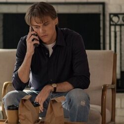 Christopher Briney en 3x03 titulado 'La última cena' de 'El verano en que me enamoré'