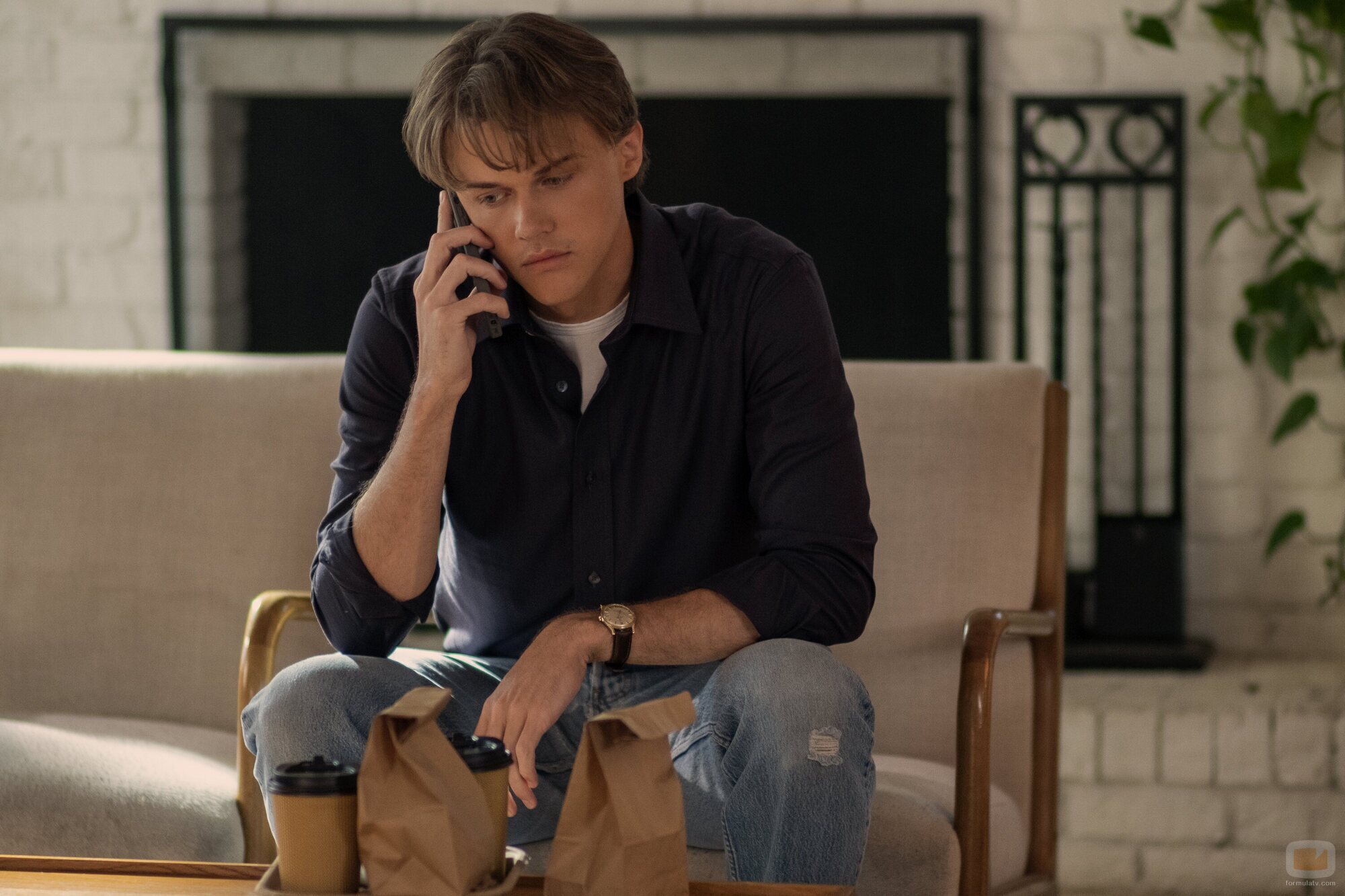 Christopher Briney en 3x03 titulado 'La última cena' de 'El verano en que me enamoré'