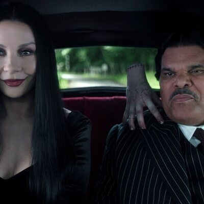 Luis Guzmán y Catherine Zeta-Jones en 'La vuelta a la tristeza' de 'Wednesday'