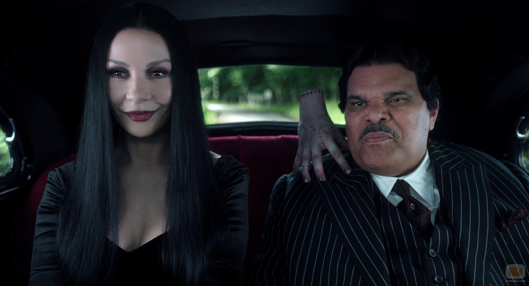 Luis Guzmán y Catherine Zeta-Jones en 'La vuelta a la tristeza' de 'Wednesday'