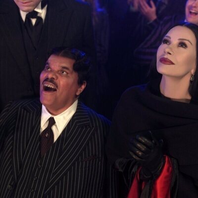Luis Guzmán y Catherine Zeta-Jones en Capítulo 1 titulado 'La vuelta a la tristeza' de 'Miércoles'