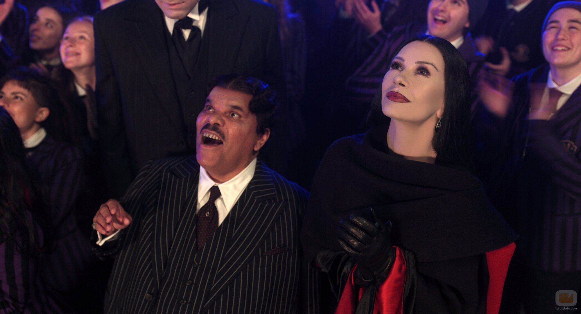 Luis Guzmán y Catherine Zeta-Jones en Capítulo 1 titulado 'La vuelta a la tristeza' de 'Miércoles'