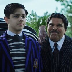 Luis Guzmán y Isaac Ordonez en el 2x01 de 'Miércoles'