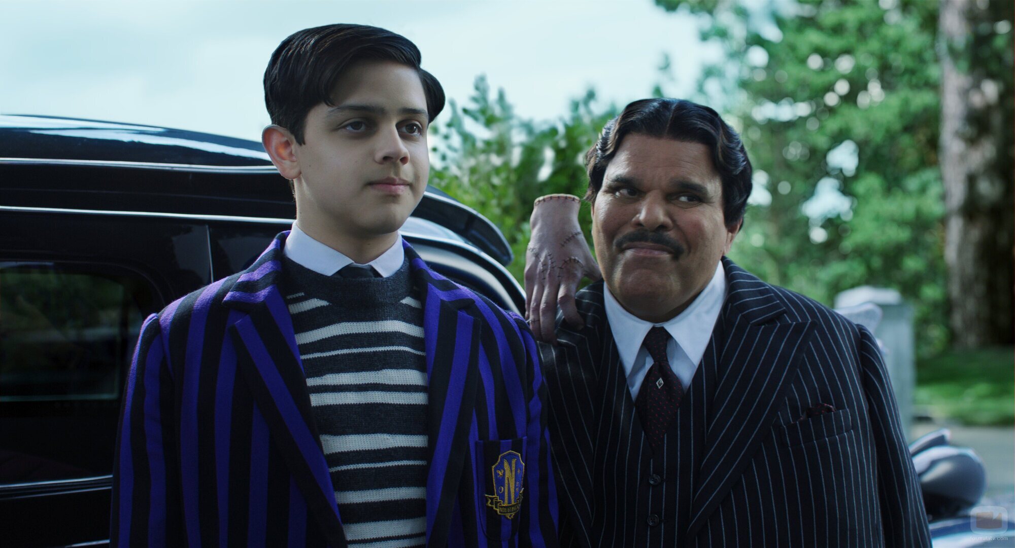 Luis Guzmán y Isaac Ordonez en el 2x01 de 'Miércoles'
