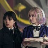 Jenna Ortega y Emma Myers en Capítulo 1 titulado 'La vuelta a la tristeza' de 'Miércoles'