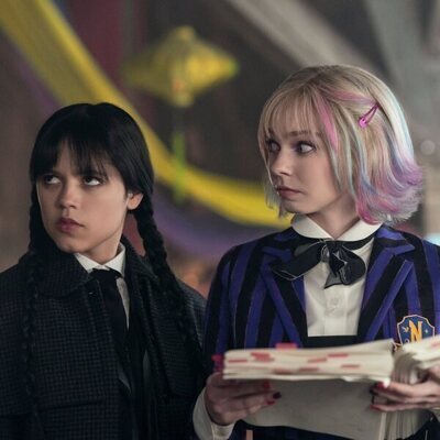 Jenna Ortega y Emma Myers en Capítulo 1 titulado 'La vuelta a la tristeza' de 'Miércoles'