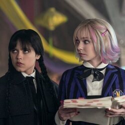 Jenna Ortega y Emma Myers en Capítulo 1 titulado 'La vuelta a la tristeza' de 'Miércoles'