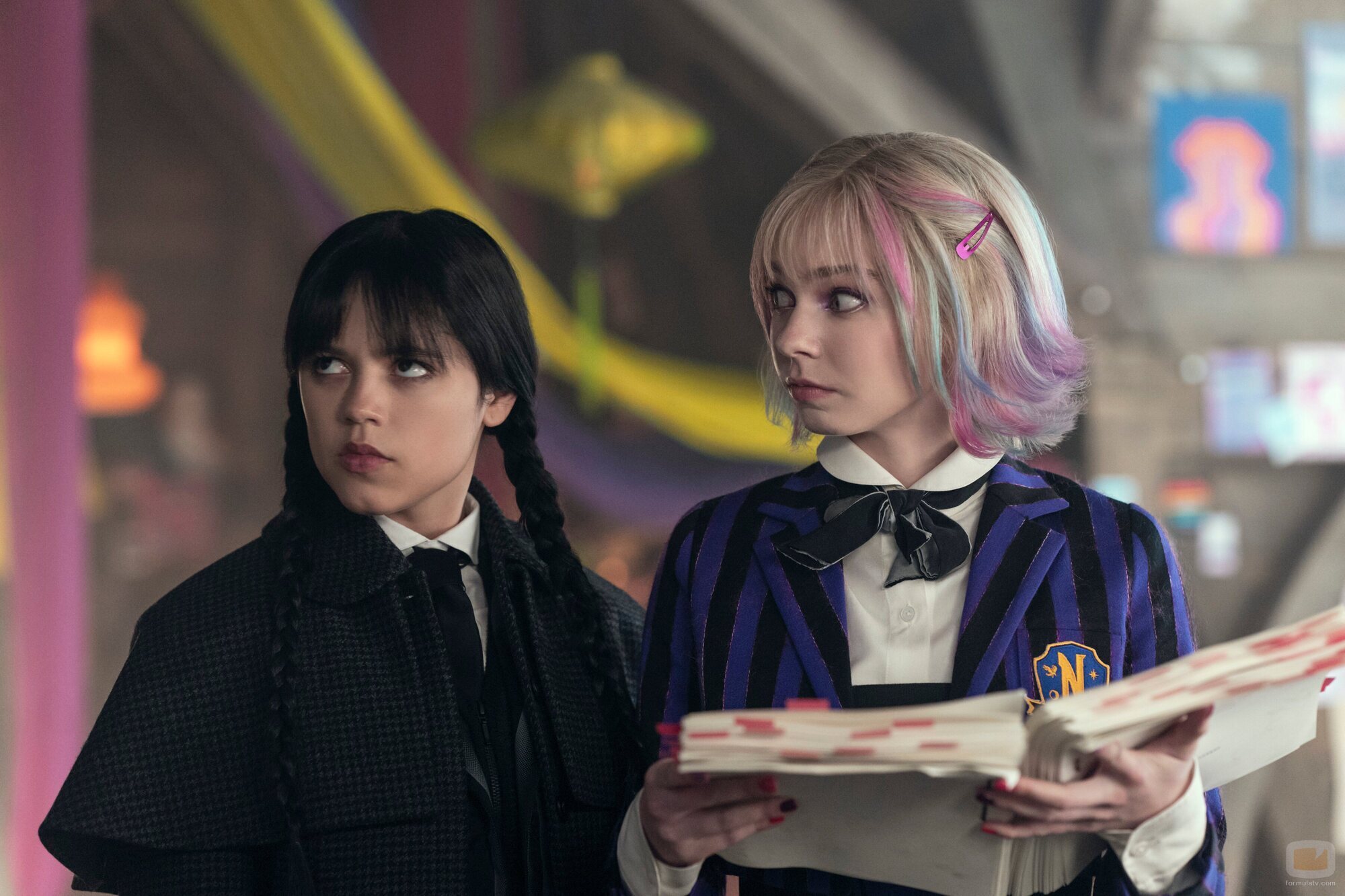 Jenna Ortega y Emma Myers en Capítulo 1 titulado 'La vuelta a la tristeza' de 'Miércoles'