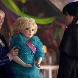 Jenna Ortega y Emma Myers en 2x01 'La vuelta a la tristeza' de 'Miércoles'