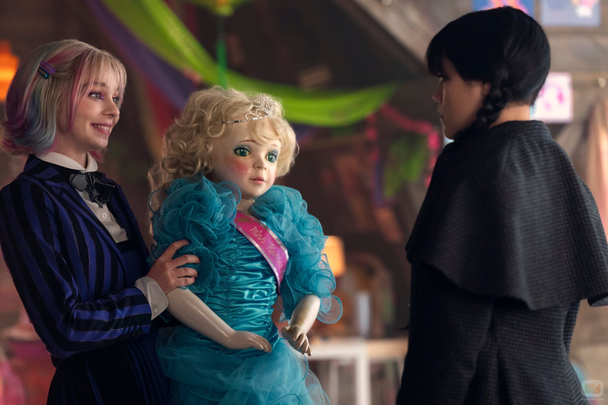 Jenna Ortega y Emma Myers en 2x01 'La vuelta a la tristeza' de 'Miércoles'