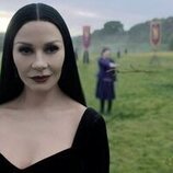 Catherine Zeta-Jones en 2x01 titulado 'La vuelta a la tristeza' de 'Miércoles'