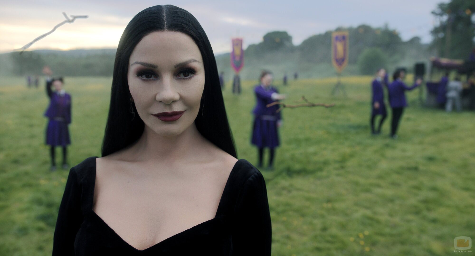 Catherine Zeta-Jones en 2x01 titulado 'La vuelta a la tristeza' de 'Miércoles'